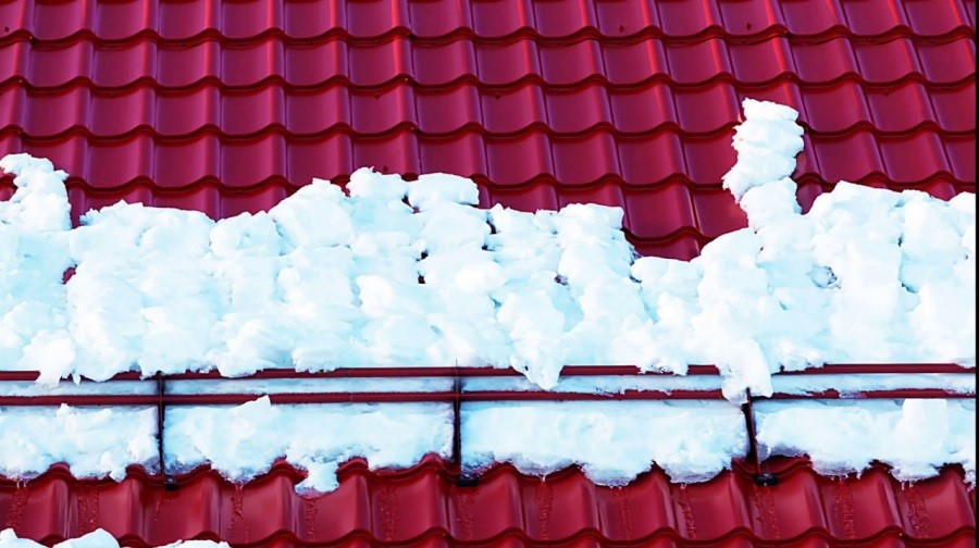 Безопасная зима для вашего дома: как выбрать снегозадержатели