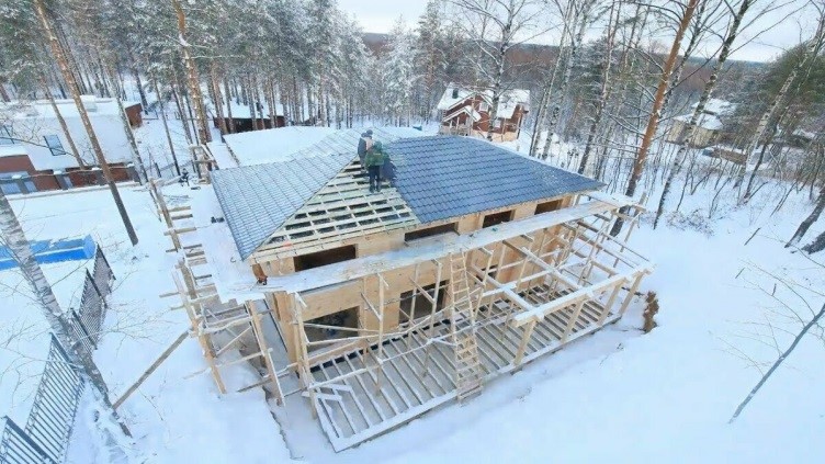 Строительство крыши зимой: особенности, плюсы и минусы